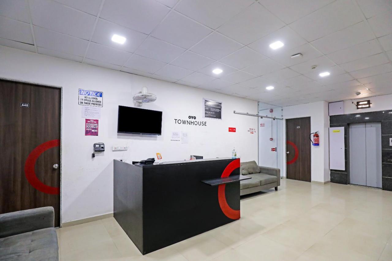 Hotel Gokul Solitaire, Surat Bhatha Exterior foto