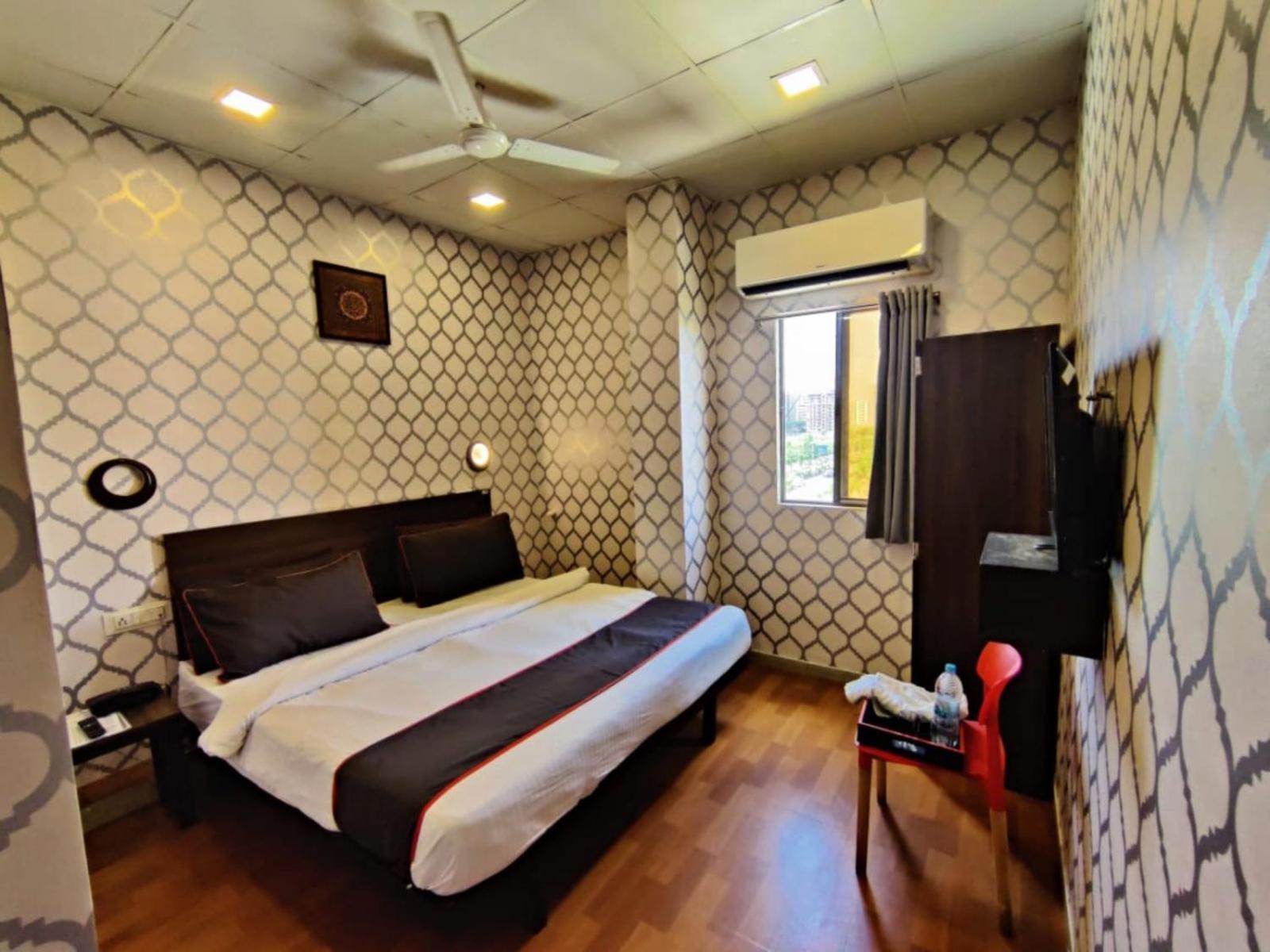 Hotel Gokul Solitaire, Surat Bhatha Exterior foto